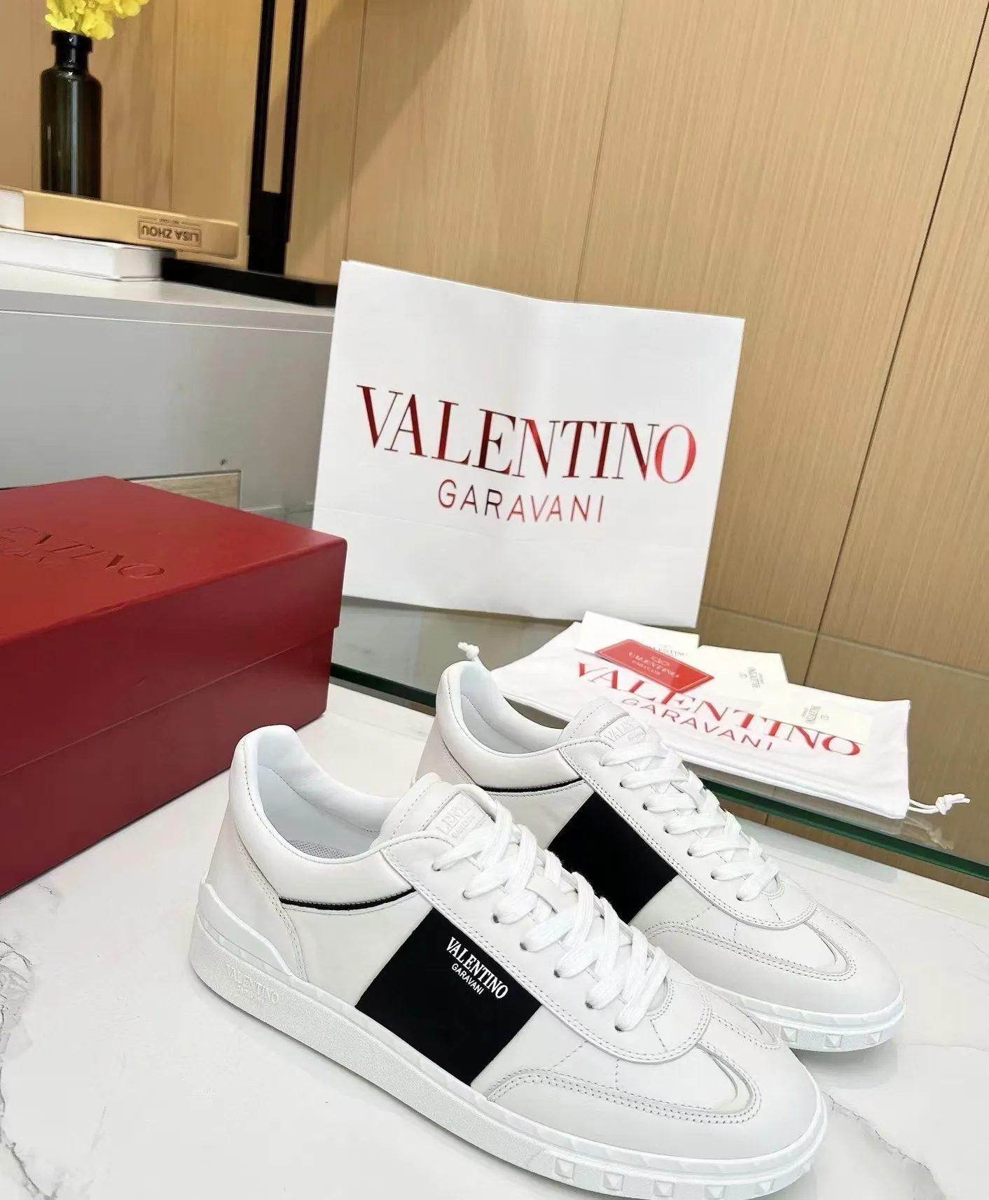 Factory price: 438💰Original quality, top version on the market VALENTINO (Valentino) latest fashion week catwalk [couples 👫 model], unique design, fashionable family specializes in slim feet🔥A fashion product of Baita [strong] Fabric: The toe is made of high mercerized triangular grain cowhide and A-grade full-grain cowhide, original lasting process Inner lining: cowhide lining + men's shoes 💰U hanging mesh feet, heels and tongues decorated with VaIentin* shallow relief oversized rivets Size: 38-44, customized 45
